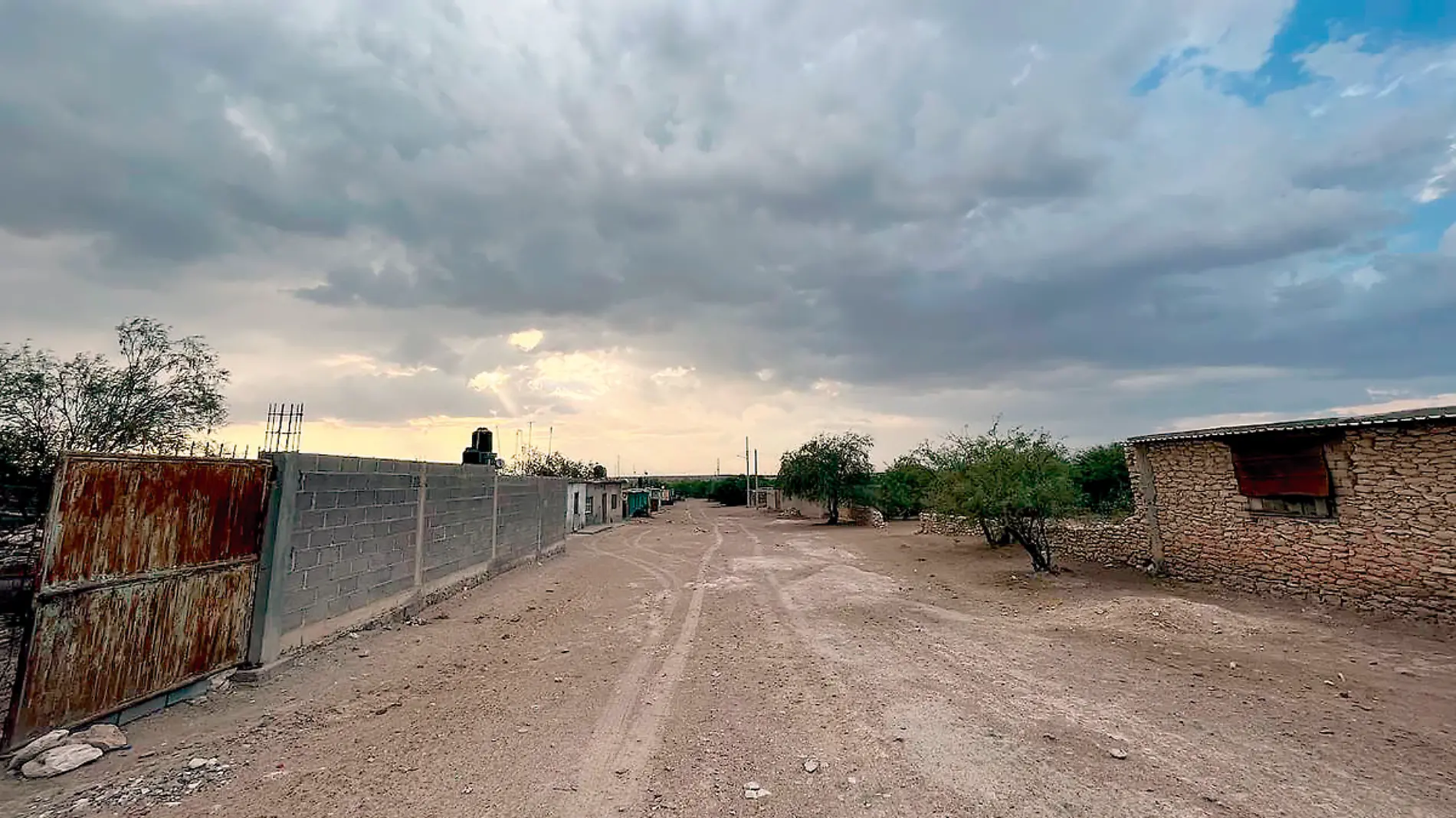 Comunidad sin camino pavimentado